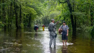 Voják amerického letectva pomáhá evakuovaným lidem