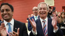 Předseda Reform UK Nigel Farage (vpravo)