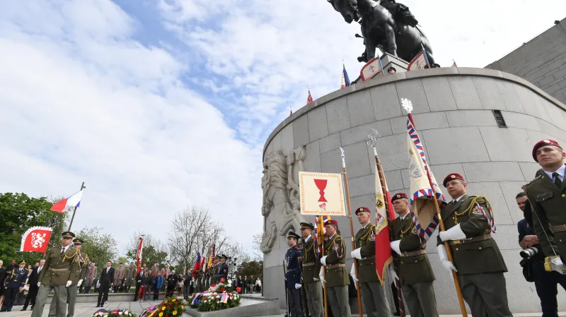 Pietní akt na pražském Vítkově při příležitosti 72. výročí konce války