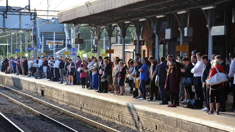 Desítky cestujících na stanici nadzemní dráhy