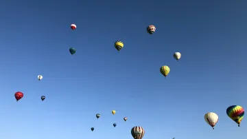Ranní let horkovzdušných balonů nad hradem Bouzov v pátek 17. srpna 2018