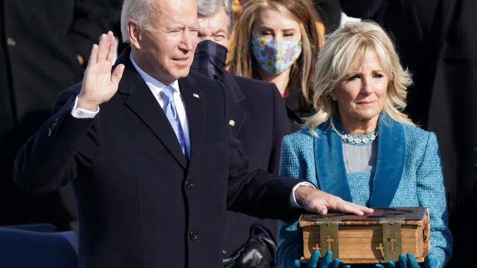 Nový americký prezident Joe Biden přísahá s rukou na bibli
