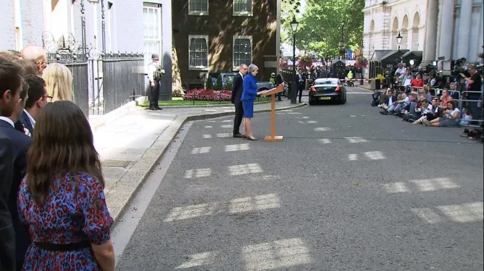 Theresa Mayová se za účasti novinářů a pracovníků premiérského sídla loučí s Downing Street 10