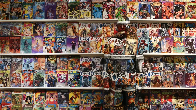 Liu Bolin ve stánku s časopisy