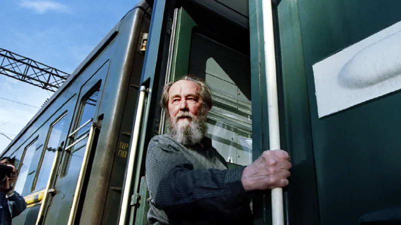 Alexandr Solženicyn nastupuje do vlaku ve Vladivostoku (1994)