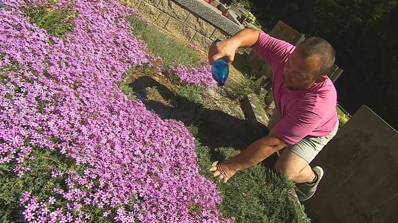 Na hřbitov s PET lahví