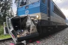 Na přejezdu u Borohrádku zemřeli dva lidé, po lesní cestě dojeli před vlak