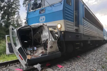 Na přejezdu u Borohrádku zemřeli dva lidé, po lesní cestě dojeli před vlak