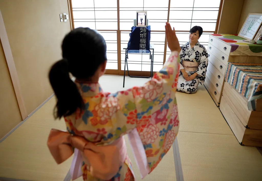 Komaki Yamashita a její dcera Konoha sledují a cvičí v rámci on-line lekcí japonského tradičního tanečníka Takujira Hanayagiho během virové karantény v Tokiu