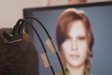 Vědci vrátili ochrnuté ženě řeč, díky umělé inteligenci promluvila skrze virtuální postavu 