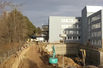 V polovině školního roku se žáci musí stěhovat z budovy na Královopolské v Brně. Výuku znemožňuje stavba v sousedství