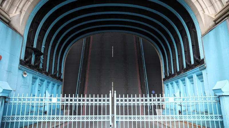 Zaseklý Tower Bridge narušil dopravu v Londýně