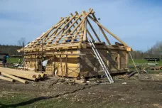 Keltský náčelník se dočká nového domu. Archeoskanzen v Nasavrkách ho otevře v létě