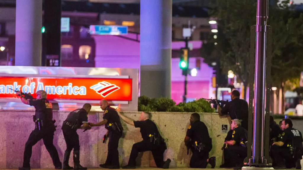 Policisté ukrytí při boji se střelcem v Dallasu