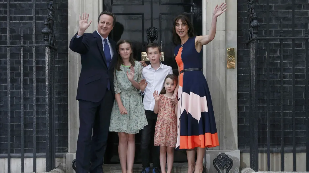 Cameron s rodinou opouští Downing Street 10