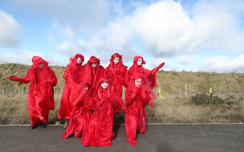 Členové ekologického sdružení Red Brigade se účastní protestu u uhelného dolu Banks Group v Bradley ve Velké Británii