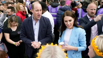 Princ William s manželkou Catherine přišli pozdravit účastníky komunitního oběda ve Windsoru