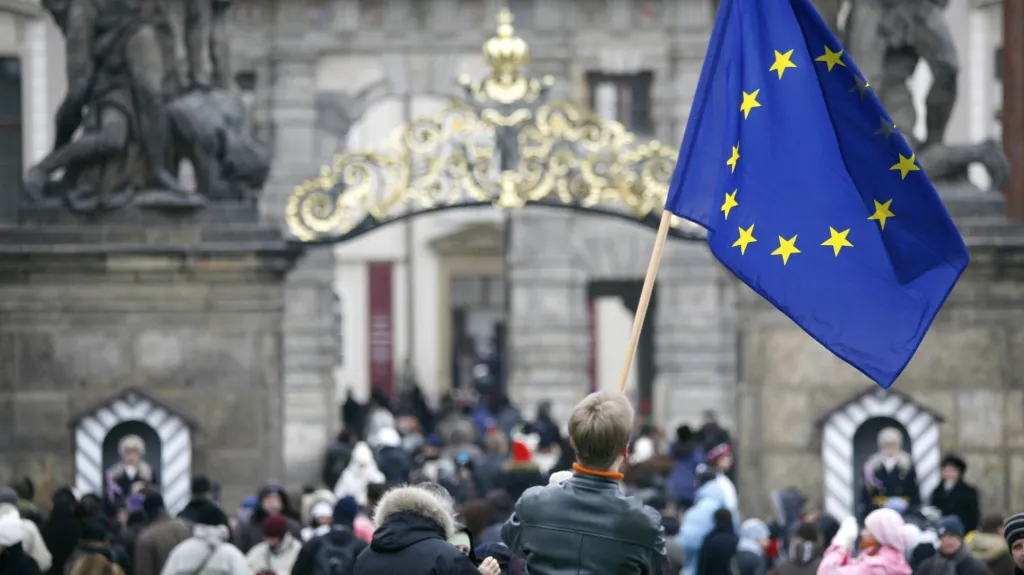 Demonstrace za vyvěšení vlajky EU na Hradě
