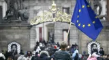 Demonstrace za vyvěšení vlajky EU na Hradě