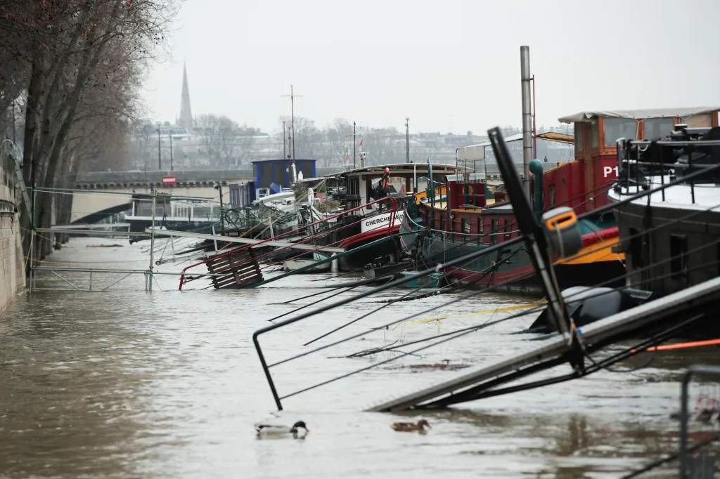 Řeka Seina v Paříži nekulminovala ani po osmi dnech. Meteorologové se obávají, že se hladina řeky ještě zvýší
