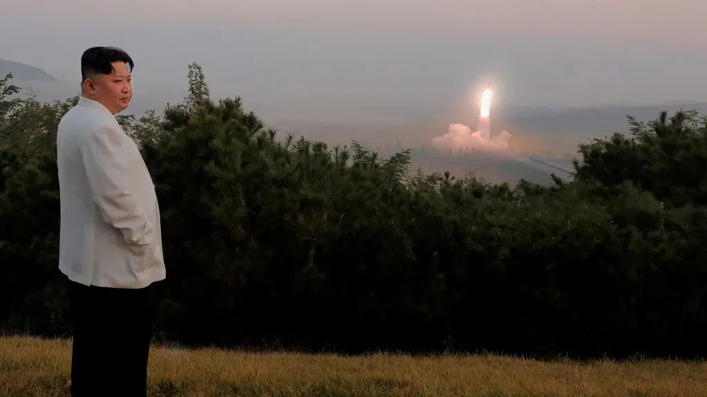 Severokorejský vůdce Kim Čong-un dohlíží na odpálení rakety na neznámém místě v Severní Koreji