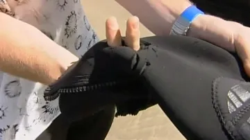 Stopy po žraločích zubech v Grantově neoprenu