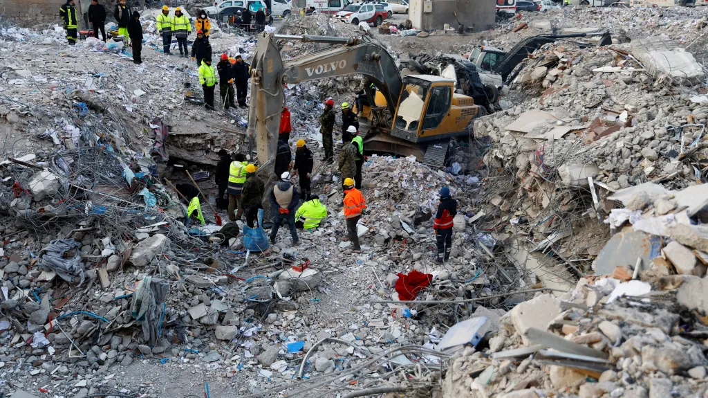 Pátrání po přeživších zemětřesení v Turecku