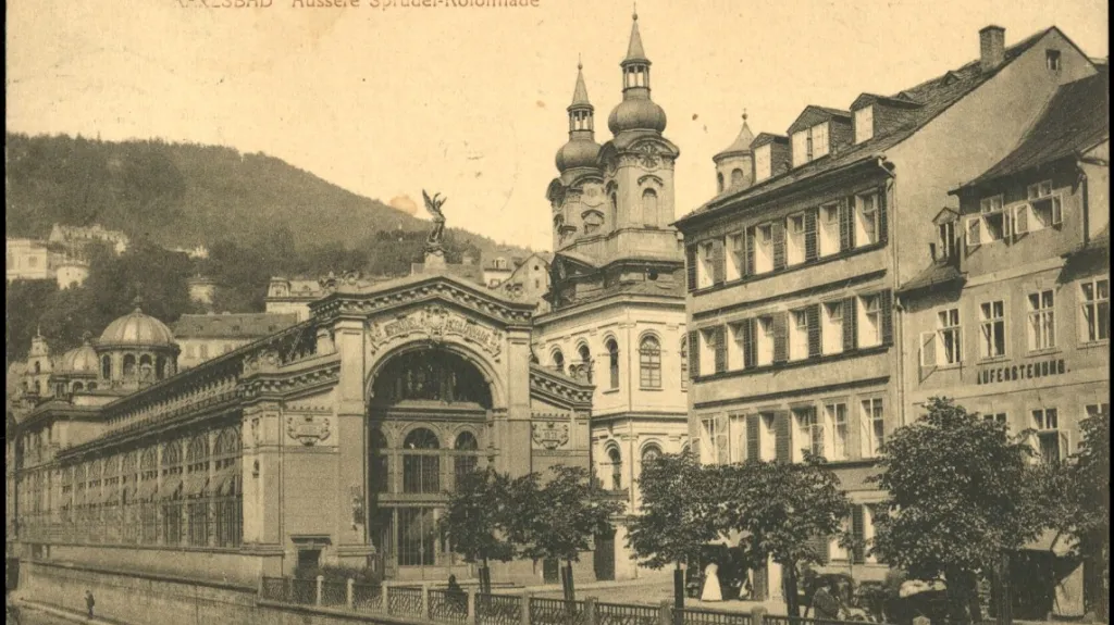 Kolonáda od architektů Fellnera a Helmera na dobové pohlednici