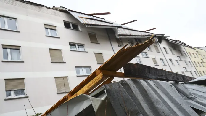 Poničená střecha v obci u Frankfurtu