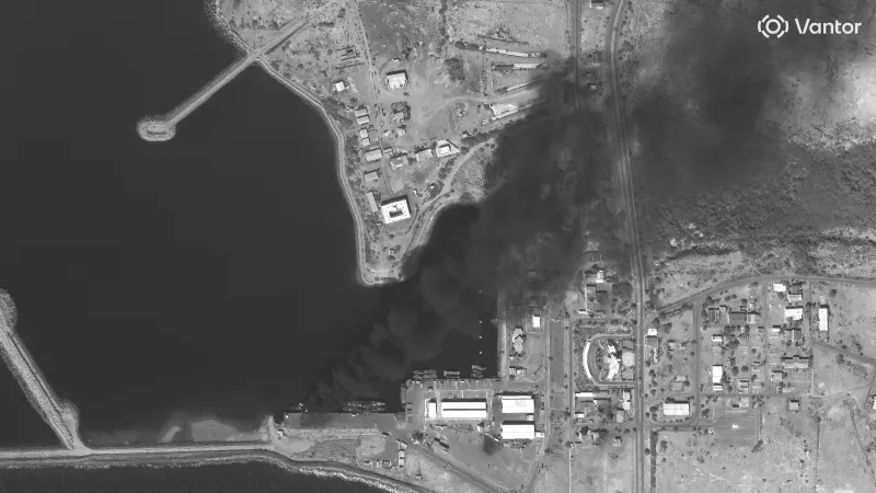 Následky amerických a izraelských úderů na íránskou vojenskou základnu u města Konarak