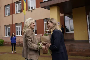 Jill Bidenová nečekaně navštívila Ukrajinu a setkala se s manželkou prezidenta Zelenského. Na Slovensku ocenila dobrovolníky