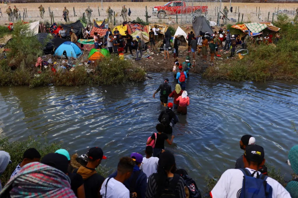 Lidé brodí řekou Rio Bravo u Ciudad Juarez