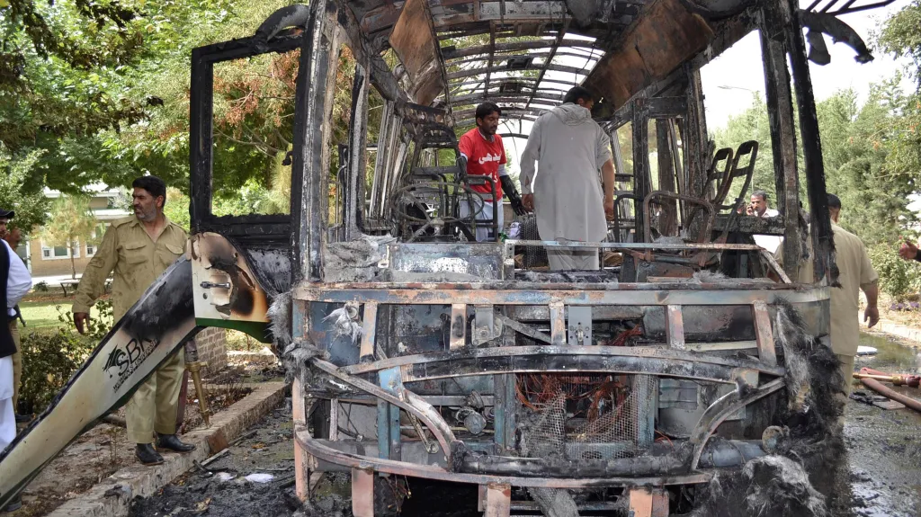 Autobus v Kvétě po explozi bomby