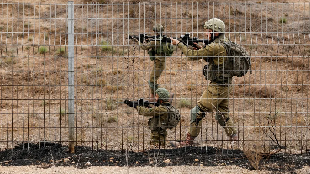 Izraelští vojáci kontrolují oblast poblíž města Sderot na jihu země