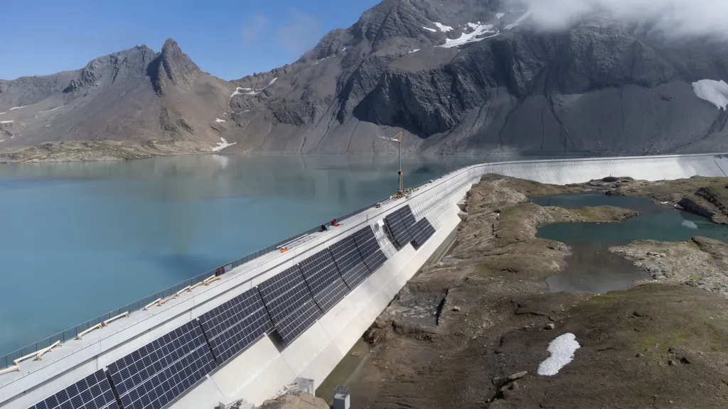 Výstavba nejvýše položené solární elektrárny v Evropě u vodní nádrže Muttse ve švýcarských Alpách