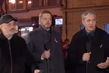 Svobodu jsme neztratili, odmítá Dienstbier slova o nové totalitě. Podle Rakušana tu není systémové ohrožení