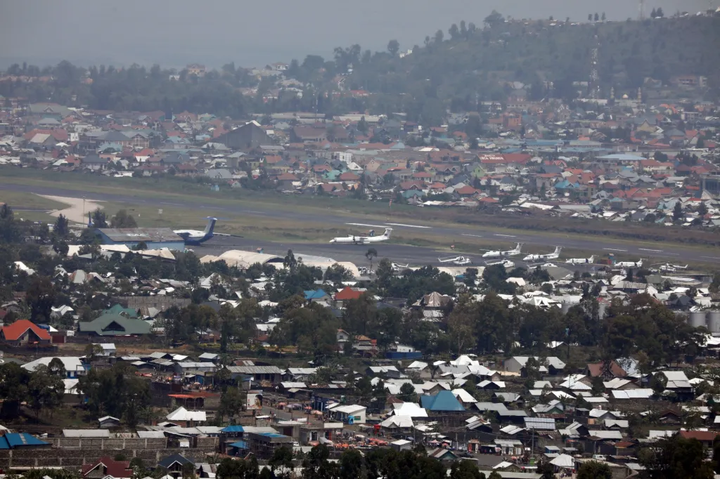 Nejvíce jsou ohrožena velká města jako je Goma, kde žijí přes dva milióny obyvatel. Pohled na letiště ukazuje, kudy se přiváží zdravotnický materiál.