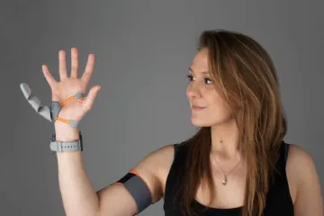 Lidský mozek se umí naučit ovládat umělý palec. Stačí mu týden, ukázal pokus