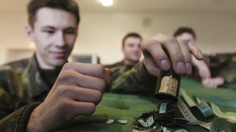 Stříhání metru posledních českých odvedenců v prosinci 2004 v Opavě