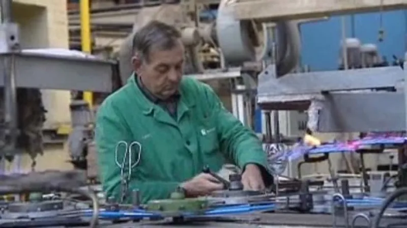 Pracovník v obnoveném provozu sklárny ve Světlé nad Sázavou