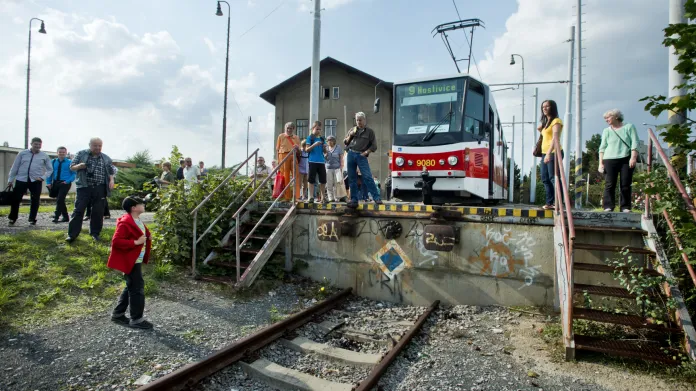 Tomu, aby tramvaj dojela do avizované konečné Hostivice brání více než jen známý zličínský "skokánek" – nákladní plošina určená k vykládání tramvají z ČKD