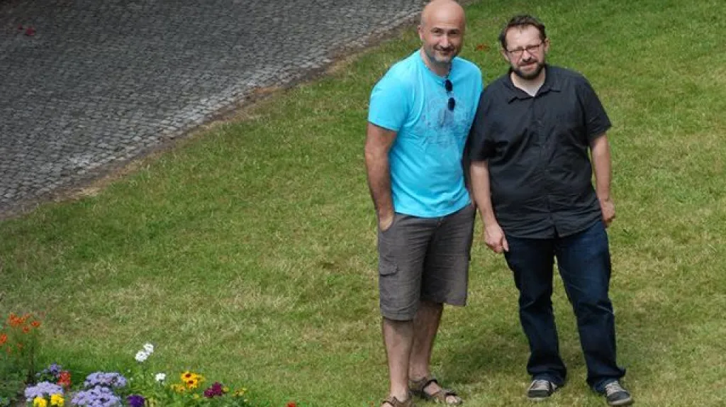 Jaroslav Sedláček a Tomáš Baldýnský před Domem ČT na karlovarském festivalu