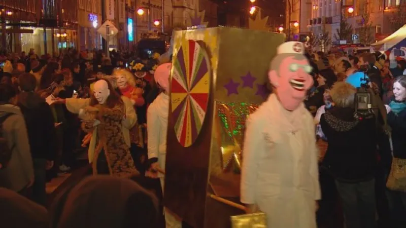 Po Národní třídě prošel průvod s maskami v čele Zdroj: ČT24