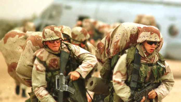 Američtí vojáci po výsadku v kuvajtské poušti