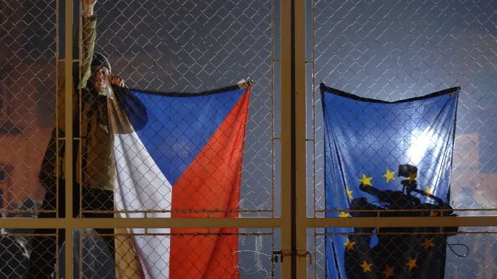 Brána na česko-polské hranici v den vstupu do Schengenu