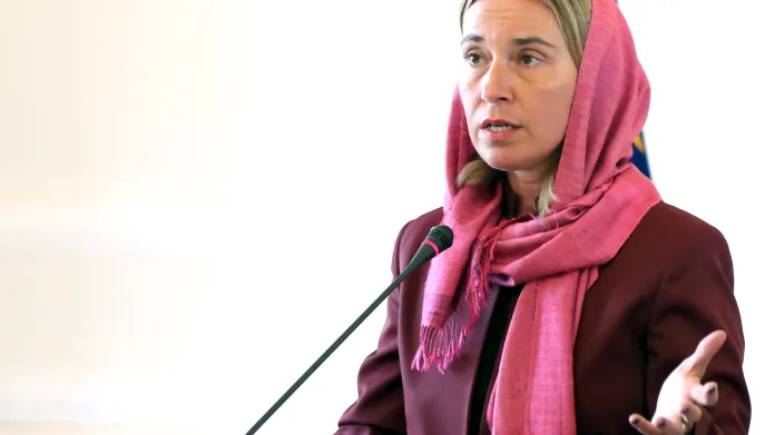 Federica Mogheriniová se v Íránu zahalila...