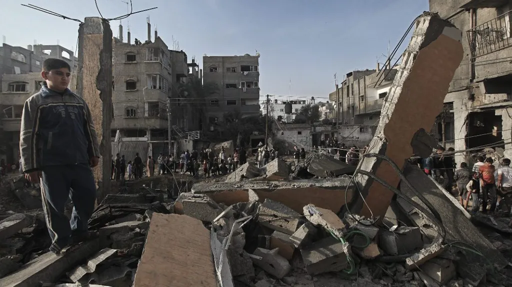 Palestinský chlapec stojí v troskách domu po izraelském náletu na jihu pásma Gazy