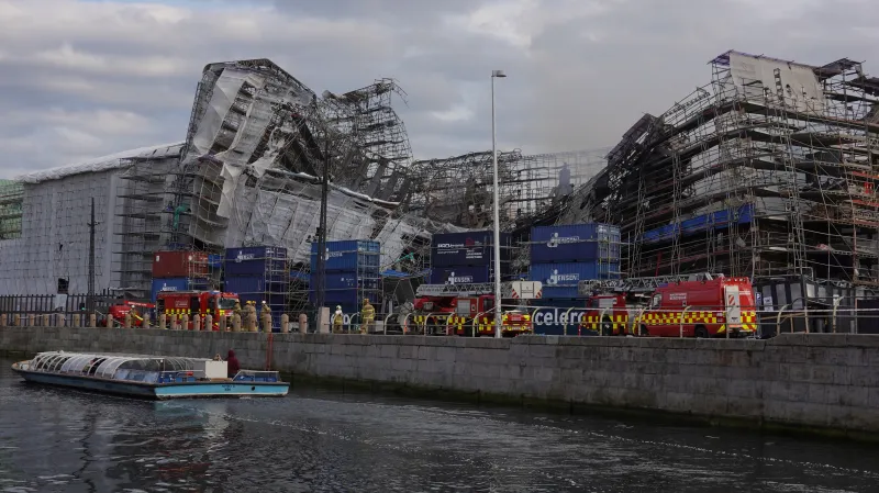 Zřícená hlavní fasáda historické budovy kodaňské burzy