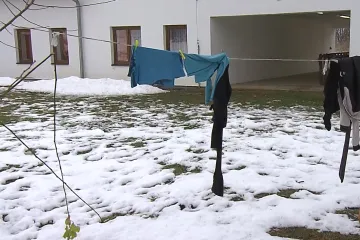 Lidé z Hlinky se bojí vzniku další vyloučené lokality. V novém domově místo seniorů žijí mladé rodiny z okolí