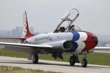 Báječní muži z Colorada. Piloti se vydali hledat peníze do oblak